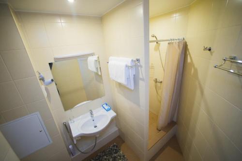 Ett badrum på Kosmos, mini-hotel