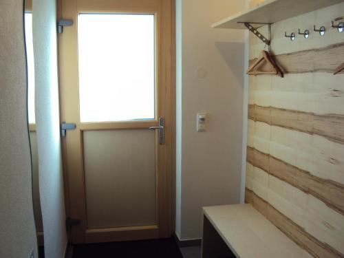 baño con puerta y ventana en Apart Lermoos, en Lermoos