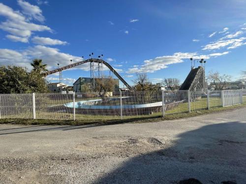 un rouleau dans un parc derrière une clôture dans l'établissement Appartement T2 Cabine Climatisé, Terrasse, Parking Privé, Au Grau-du-Roi, Proche Plage et Centre - FR-1-250-175, au Grau-du-Roi
