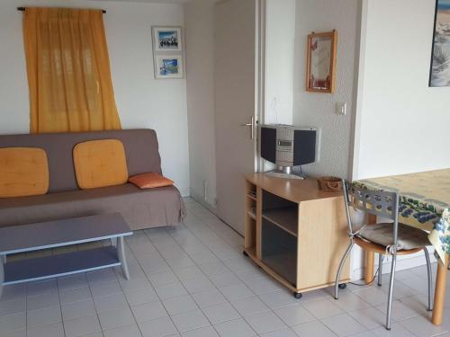 une petite chambre avec un lit et un bureau dans l'établissement Appartement duplex 3 pièces avec piscine, climatisation et garage à Port Camargue - FR-1-250-192, au Grau-du-Roi