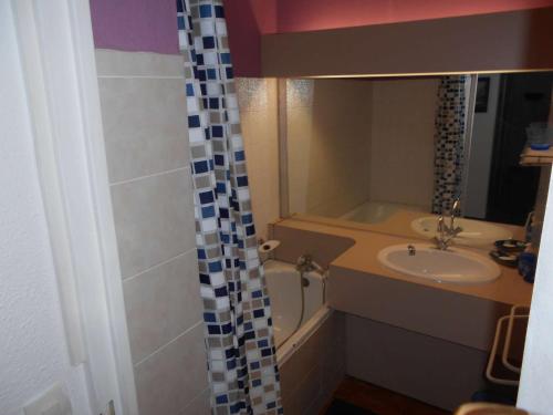 une salle de bain avec un lavabo et une baignoire dans l'établissement Appt climatisé 4 pers avec parking à Port Camargue - FR-1-250-206, au Grau-du-Roi