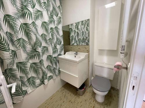une petite salle de bain avec toilettes et lavabo dans l'établissement Studio climatisé 4 pers avec piscine et parking à Port Camargue - FR-1-250-230, au Grau-du-Roi