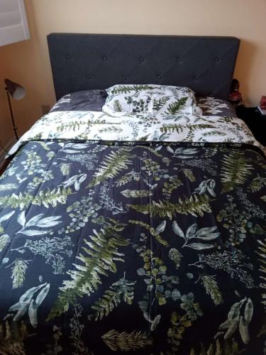 ein Bett mit einer schwarzen und weißen Bettdecke darauf in der Unterkunft Fancy home in Richmond hill in Richmond Hill