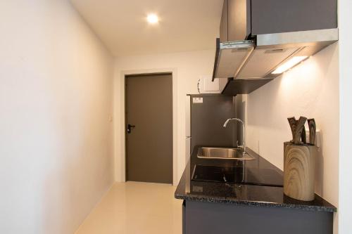 Η κουζίνα ή μικρή κουζίνα στο Mantra Beach condominium By AProperty