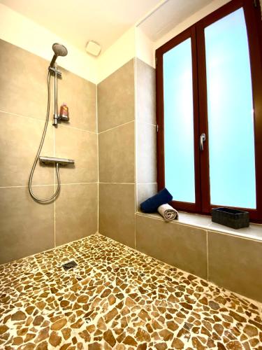 Photo de la galerie de l'établissement Patio, Table de Massage, Climatisé, Le Cocon de Pedro, à Carcassonne