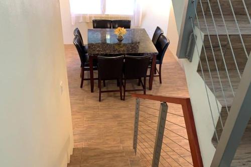 Galeriebild der Unterkunft The Pearl - Spacious Air Conditioned 3BD, 2BTH Villa with Gorgeous Views in Old Road