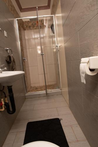 Un baño de EMC Luxury 4BR Villa ,Pool, Solar , Starlink Wifi