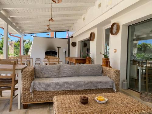 sala de estar con sofá y mesa en Tenuta Palmira agriturismo, en Salve