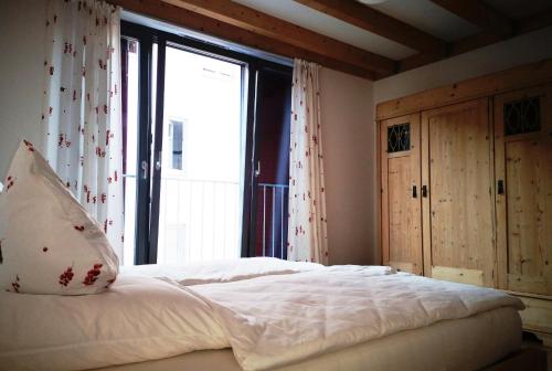 1 dormitorio con cama y ventana grande en Ferienwohnung am Zehntkeller, en Veitshöchheim