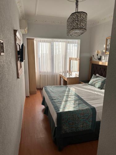 Ένα ή περισσότερα κρεβάτια σε δωμάτιο στο Blue Tuana Hotel Old City