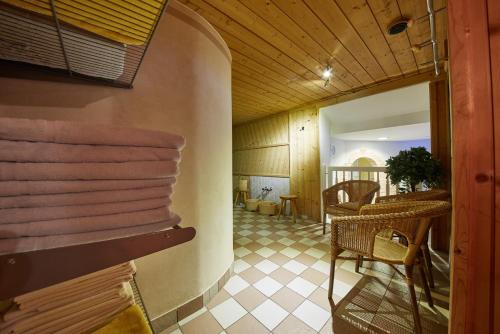 uma sala de estar com mesa e cadeiras e um quarto em Hotel Gamshag em Saalbach-Hinterglemm