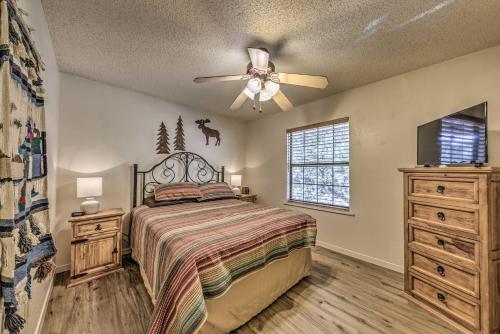um quarto com uma cama e uma ventoinha de tecto em Ruidoso Condo with Golf View about 17 Mi to Ski Apache! em Ruidoso
