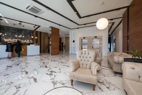 Posezení v ubytování White Sails Residential Hotel