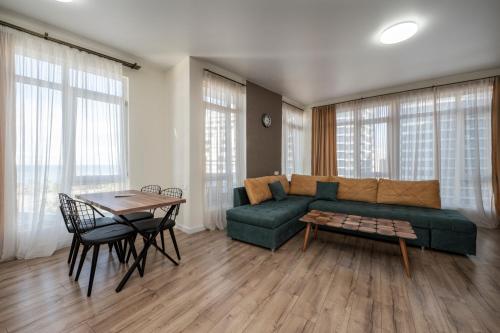 Posezení v ubytování White Sails Residential Hotel