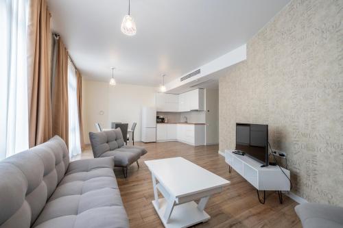 TV a/nebo společenská místnost v ubytování White Sails Residential Hotel