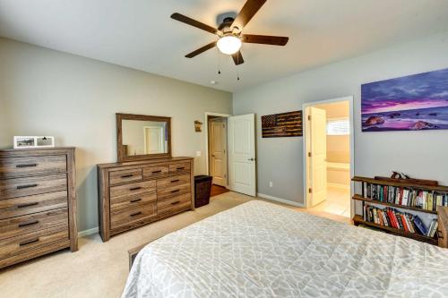 Schlafzimmer mit einem Bett und einem Deckenventilator in der Unterkunft Modern Savannah Home Backyard with Gas Grill in Savannah