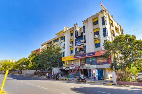 um edifício branco alto no lado de uma rua em FabExpress Red Apple em Ahmedabad