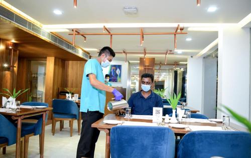 Επισκέπτες που μένουν στο Harivaram Yuga