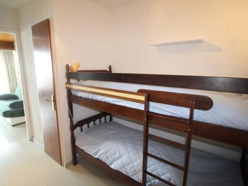 a couple of bunk beds in a room at Studio Cabine Rénové au Pied des Pistes avec Balcon - Auris en Oisans - FR-1-297-157 in Auris