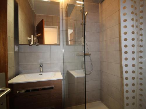 W łazience znajduje się umywalka i prysznic. w obiekcie Appartement Auris, 1 pièce, 4 personnes - FR-1-297-157 w mieście Auris