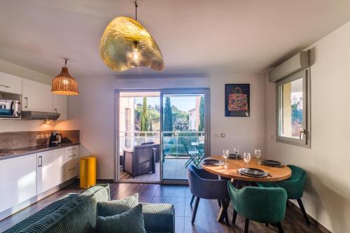 une cuisine et une salle à manger avec une table et des chaises dans l'établissement Villa Elena - Studio proche plage avec terrasse, à Cannes