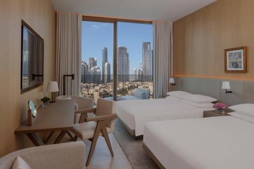 En eller flere senge i et værelse på The Dubai EDITION