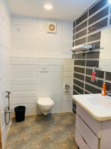 a bathroom with a toilet and a sink at The Four Seasons Hotel in Sultānpur