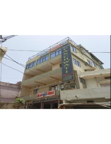 budynek z znakiem na boku w obiekcie Panchvati Inn, Bhedaghat w mieście Bherāghāt