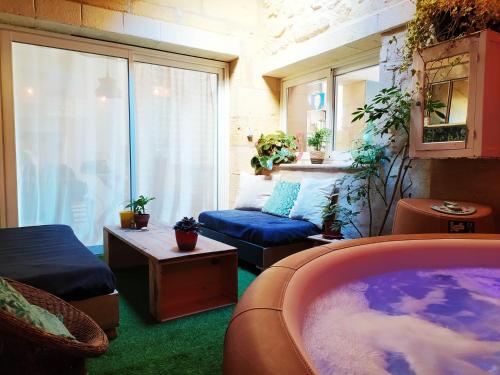 Cette chambre dispose d'une baignoire et d'une fenêtre. dans l'établissement Les nids de la tour - Spa privé - wifi, à Saint-Émilion