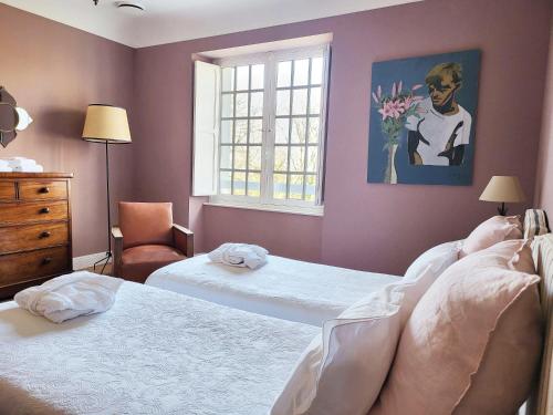 a bedroom with two beds and a window at Clos Mirabel Manor - B&B in Jurançon