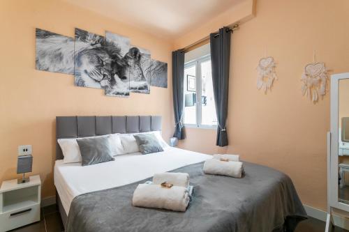 A bed or beds in a room at ✩direct beach location ✩ familyfriendly ✩ Netflix