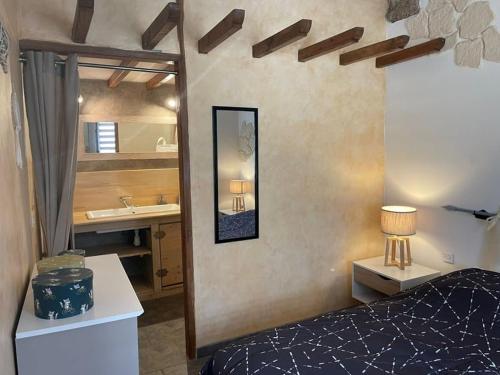 Domaine Saint Claude - Gîte , Chambres d'hôtes & hébergement insoliteにあるベッド