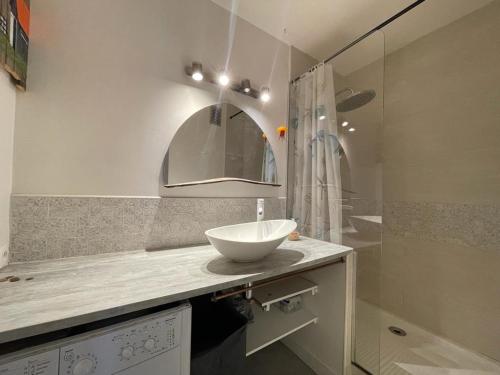 La salle de bains est pourvue d'un lavabo et d'une douche. dans l'établissement Appartement Arcachon, 3 pièces, 5 personnes - FR-1-474-235, à Arcachon