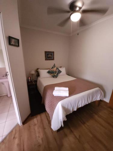 Ένα ή περισσότερα κρεβάτια σε δωμάτιο στο Rusplek Guesthouse and Conference Centre