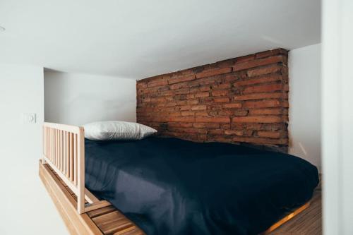 Tempat tidur dalam kamar di Blue Appart ( studio proche gare Montauban )