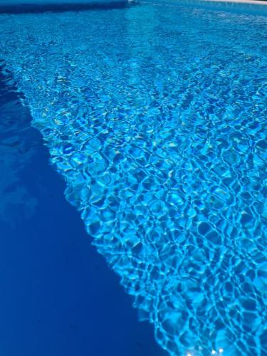 una piscina de agua azul con una línea en ella en Studio Ninirei en Papeete