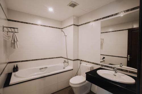 łazienka z umywalką, toaletą i wanną w obiekcie Song Hưng Hotel & Serviced Apartments - Căn hộ Dịch vụ & Khách sạn w Ho Chi Minh