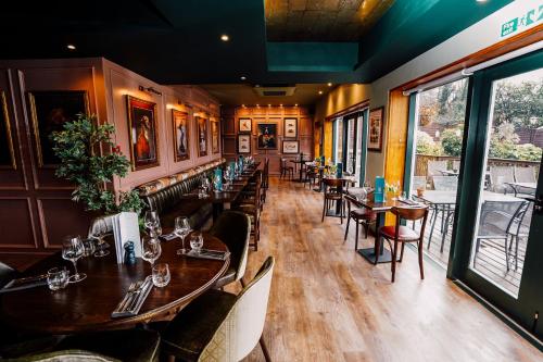 Restaurant ou autre lieu de restauration dans l'établissement The Maynard