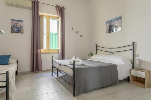 een slaapkamer met een bed en een tafel. bij Saporedimare - fronte mare - Narramondo Villas in Tortoreto Lido