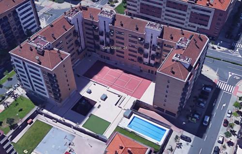 Letecký snímek ubytování Logroño: Piso con Garaje y Piscina.