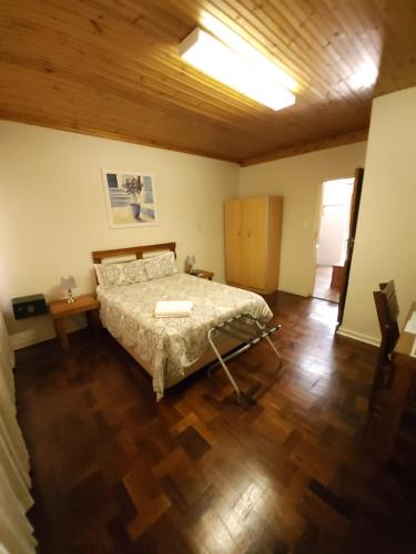 Ένα ή περισσότερα κρεβάτια σε δωμάτιο στο Rusplek Guesthouse and Conference Centre