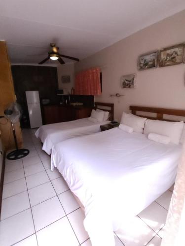 Ένα ή περισσότερα κρεβάτια σε δωμάτιο στο Rusplek Guesthouse and Conference Centre