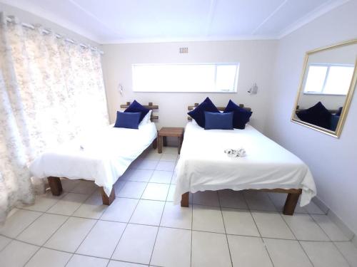 Ένα ή περισσότερα κρεβάτια σε δωμάτιο στο Rusplek Guesthouse and Conference Centre