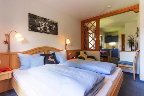 una camera con un grande letto bianco di Haus Abendsonne a Reit im Winkl