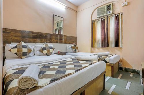 Tempat tidur dalam kamar di Terminus Hotel Bandra