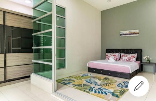 um quarto com uma cama e uma parede de vidro em FRA Homestay em Kuantan