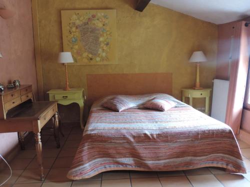 une chambre avec un lit et un bureau et un lit sidx sidx sidx dans l'établissement La Figuera, à Castelnou