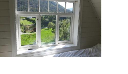 EikefjordにあるHoltarheim, holidayhouse, boat includedの窓、ベッドが備わる客室です。