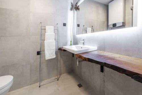 ein Badezimmer mit Waschbecken und Toilette in der Unterkunft Walking distance old town 120m2,garden,view,garage in Dubrovnik