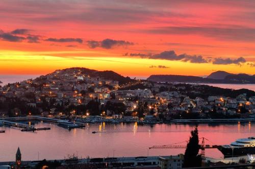 Galeriebild der Unterkunft Walking distance old town 120m2,garden,view,garage in Dubrovnik